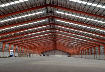 کارگاه ساختمانی با سازه فولادی مدولار پیش‌ساخته، کاربردهای صنعتی و تجاری، ابعاد سفارشی، قاب بادوام، مقاوم در برابر آب و هوا، کارخانه‌های تولیدی، لجستیک، انبارها، سوله های کشاورزی