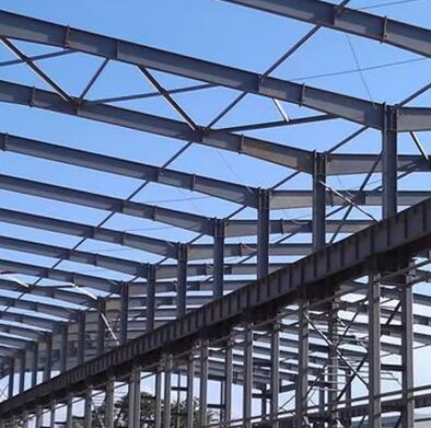 اسکلت فلزی طراحی شده سفارشی ساختمان های پیش ساخته صنعتی کارگاه کارخانه کارخانه انبار انبار آشیانه