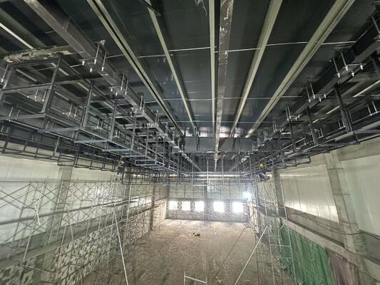 کارگاه نساجی کارخانه نساجی ساختمان فولادی تک دهانه واحدهای درب دسترسی جانبی ستون های فولادی گالوانیزه نصب در محل